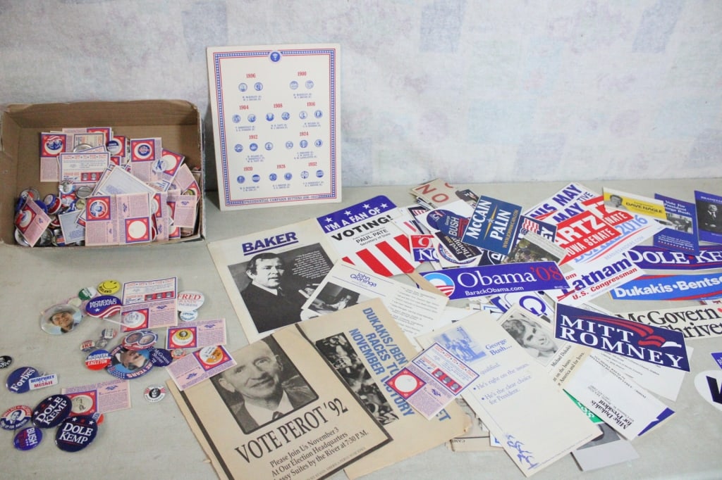 Political Pins Reproduction & Other & Ephemera: Political Pins Reproduction & Other & Ephemera - As pictured. Please ask questions and rerad terms & conditions before bidding.
