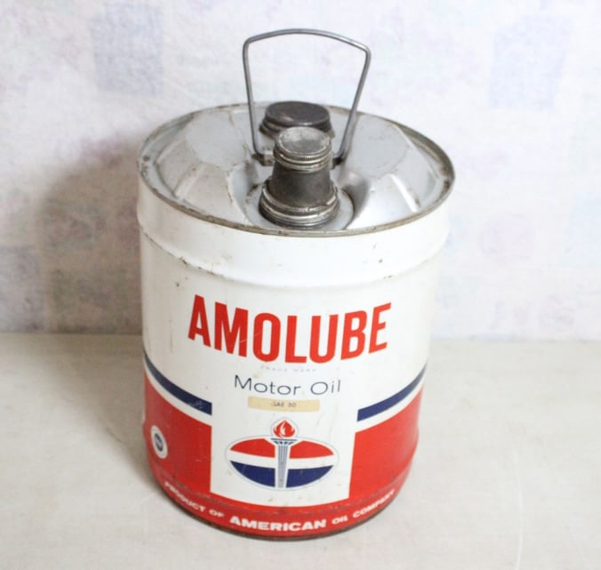 1966 Amolube Motor Oil 5 Gallon Empty Can: 1966 Amolube Motor Oil 5 Gallon Empty Can - Standard Oil, Chicago. As pictured. Please ask questions and rerad terms & conditions before bidding.