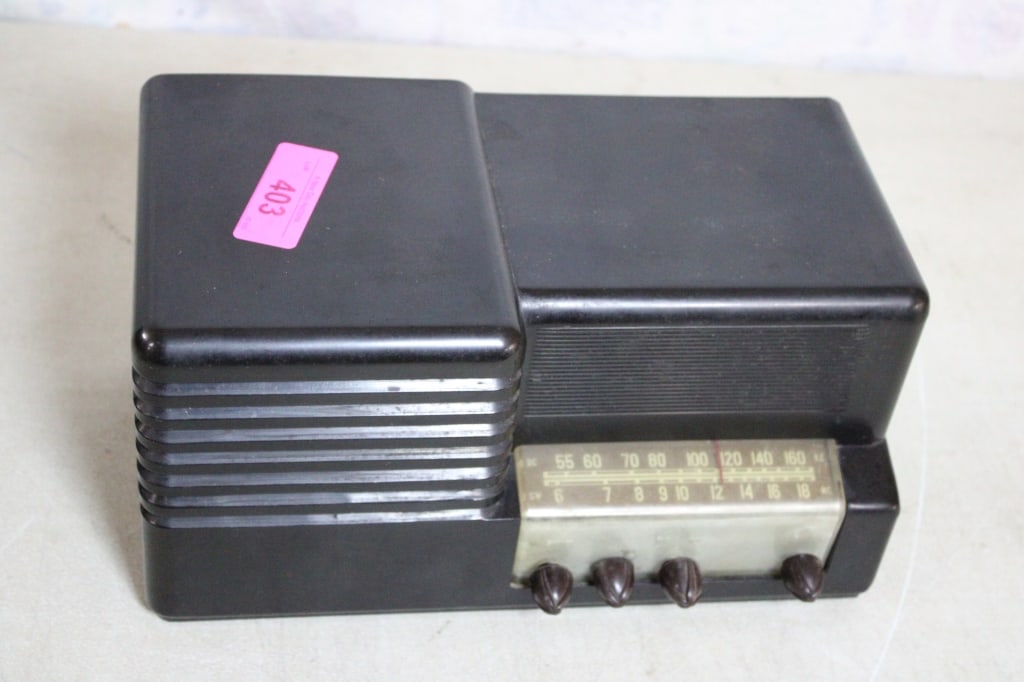 1946 Brewster Model 9 Walnut Bakelite Tube Radio (1 of 8)