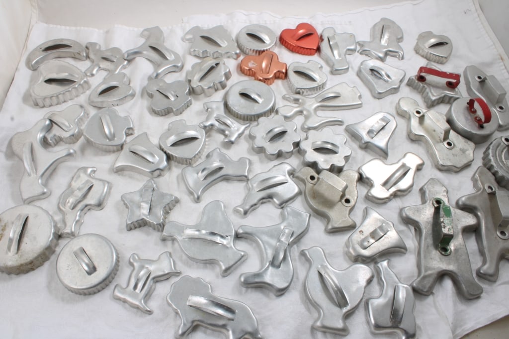 Large Assortment of  Vintage Cookie Cutters (1 of 13)