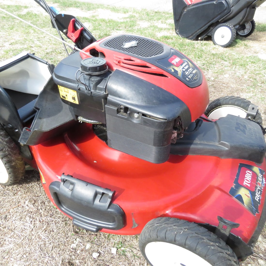 Toro Recycler Lawnmower with bag (1 of 7)