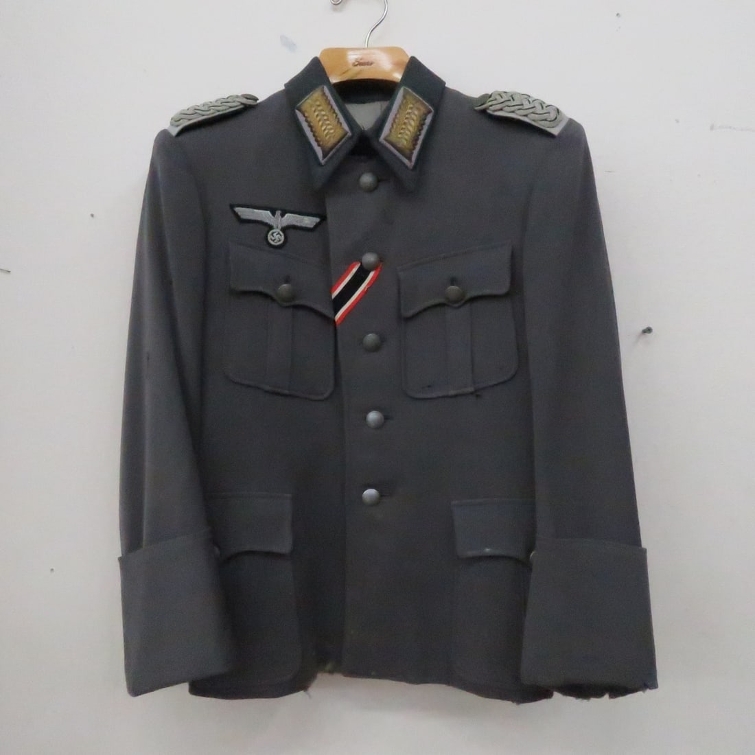 WWII German Army Lieutenant Tunic (1 of 20)