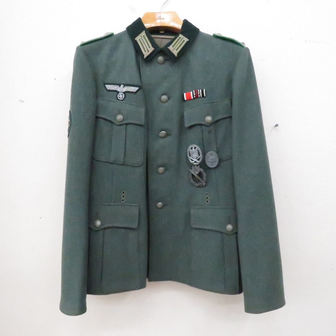 WWII German Army Officers Tunic with insignia (1 of 20)