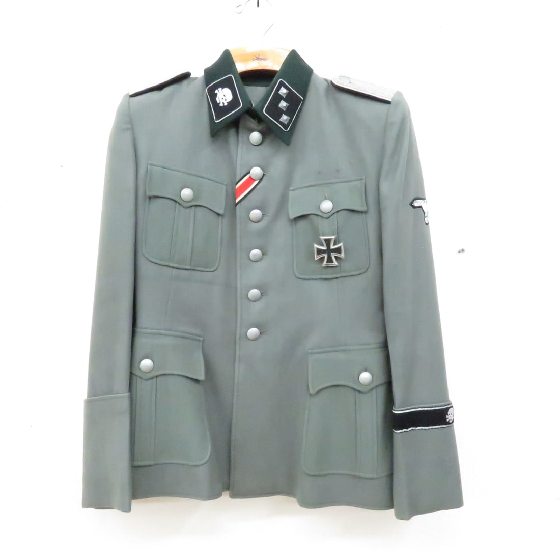 WWII German SS 3rd Division Tunic with Totenkopf (1 of 20)