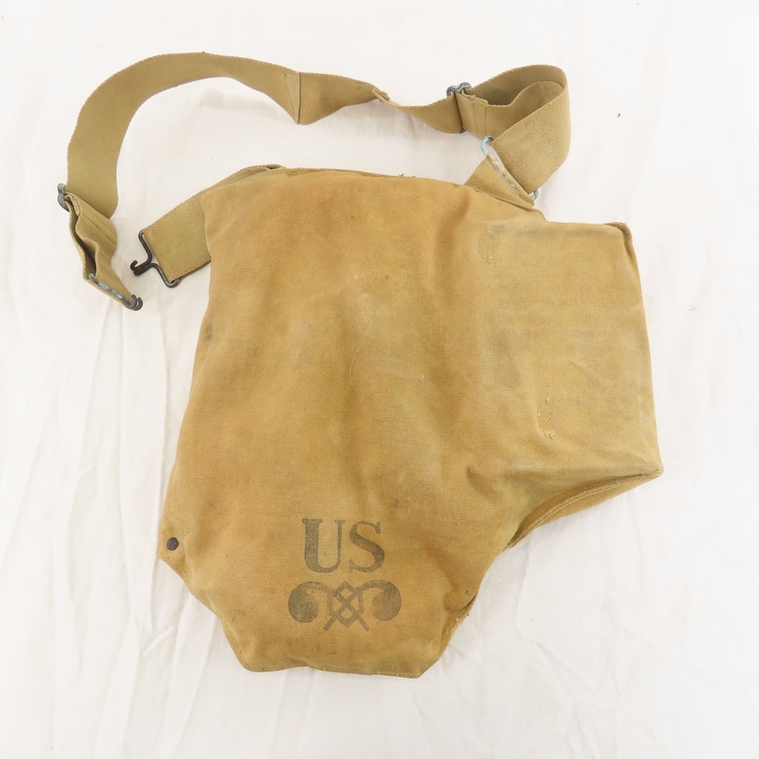 WWII US Army Gas Mask with bag M1VA1 (1 of 12)