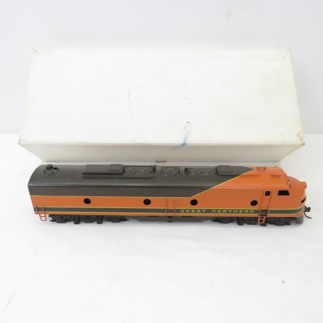 Trains, Inc HO Great Northern EMD Diesel Loco: Trains, Inc HO Great Northern EMD Diesel Loco-Model E-9(A)Please ask questions and read terms & conditions before bidding.