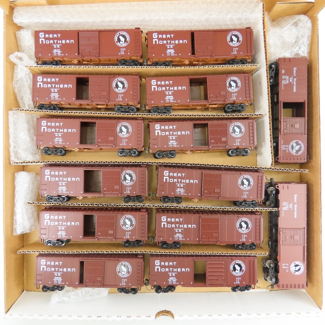 14 HO scale Great Northern Freight cars: 14 HO scale Great Northern Freight cars-Please ask questions and read terms & conditions before bidding.