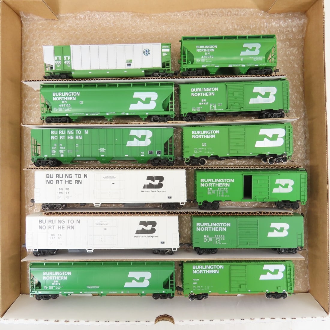 12 HO scale Burlington Northern Freight cars: 12 HO scale Burlington Northern Freight cars-Please ask questions and read terms & conditions before bidding.