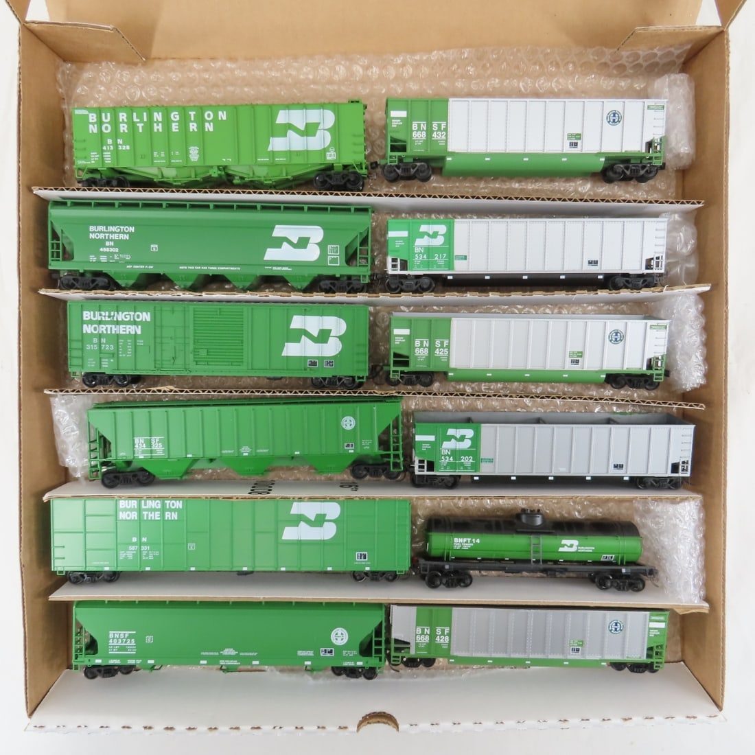 12 HO scale BN & BNSF (green) Freight cars: 12 HO scale BN & BNSF (green) Freight cars-Please ask questions and read terms & conditions before bidding.