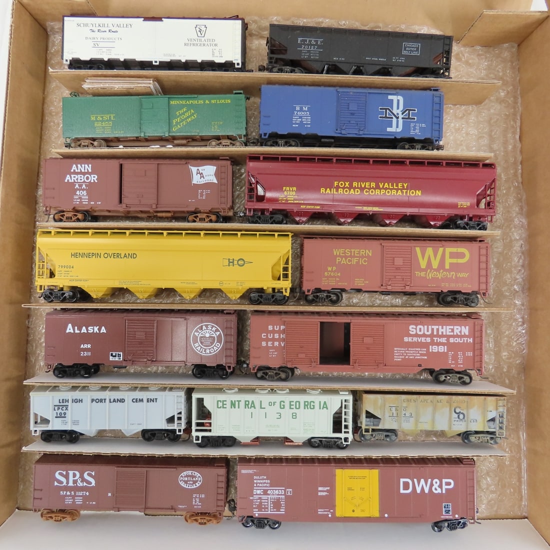 15 HO scale Freight cars – Various RR: 15 HO scale Freight cars – Various RR-Please ask questions and read terms & conditions before bidding.