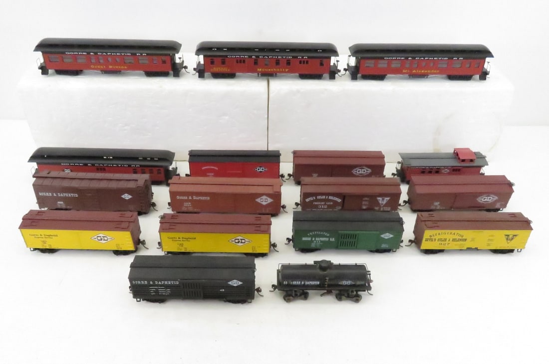 17 HO scale Train Cars: 17 HO scale Train Cars-Please ask questions and read terms & conditions before bidding.