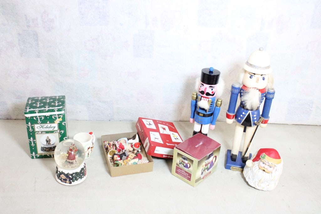 Christmas items Nutcrackers, Santa's, Snowmen (1 of 20)