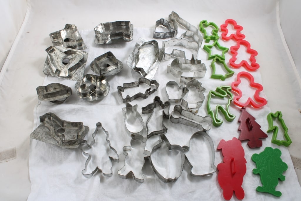 Collection of Vintage Cookie Cutters: Collection of Vintage Cookie Cutters - As pictured. Please ask questions and read terms & conditions before bidding.