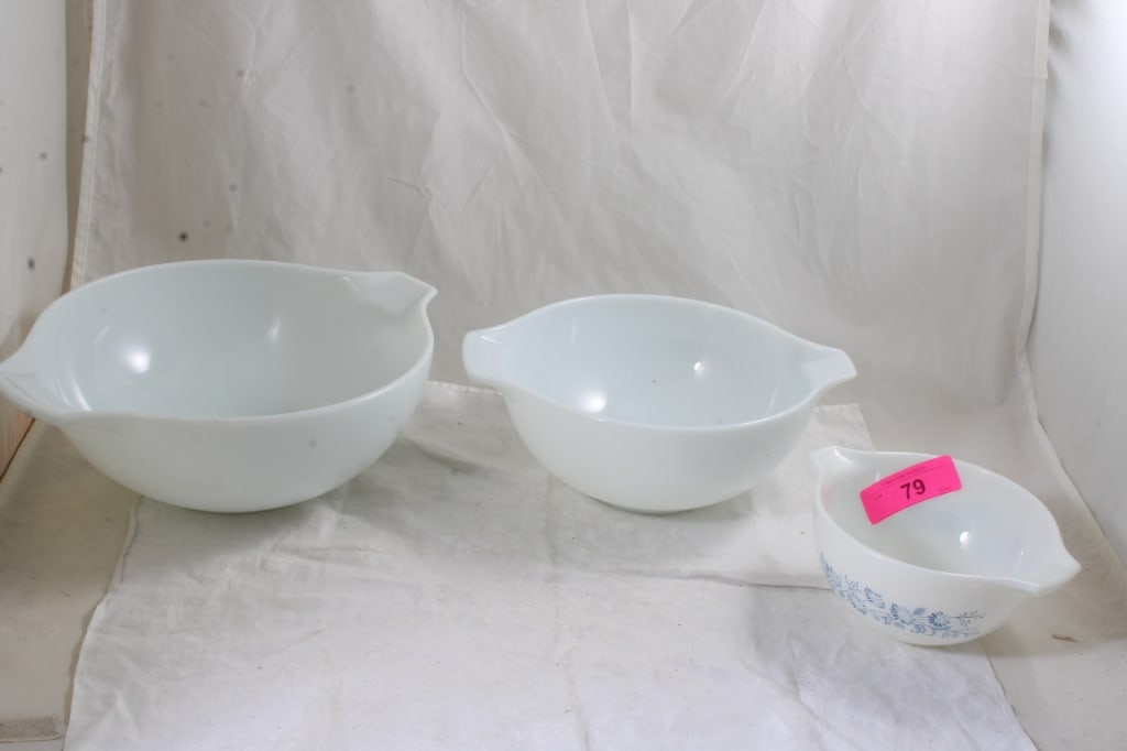 3 Pyrex Mixing/Nesting Bowls Cinderella Colonial: 3 Pyrex Mixing/Nesting Bowls Cinderella Colonial - Mist and Plain White #441, 443 & 444. As pictured. Please ask questions and read terms & conditions before bidding.