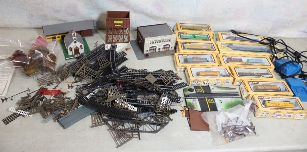 Life Like HO Scale Railroad Cars, Buildings, Track (1 of 20)