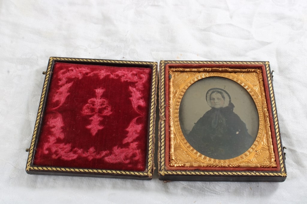 Ambrotype Photo in Case: Ambrotype Photo in Case - Hinge has come apart on the case. As pictured. Please ask questions and read terms & conditions before bidding.