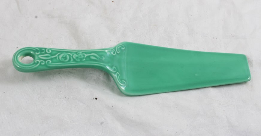 Fiesta Ware Green 9.75" Cake Server: Fiesta Ware Green 9.75" Cake Server - As pictured. Please ask questions and read terms & conditions before bidding.