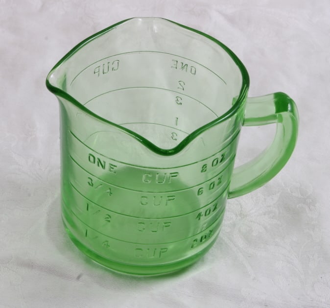 Kellogg's Uranium Glass 1 Cup 3 Spout Measuring: Kellogg's Uranium Glass 1 Cup 3 Spout Measuring - Glows under black light. No chips or cracks as pictured. Please ask questions and read terms & conditions before bidding.
