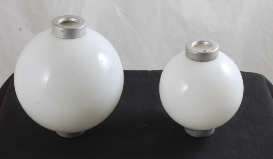 2 White Lightening Rod Balls 5.5" & 4.5" Tall: 2 White Lightening Rod Balls 5.5" & 4.5" Tall - As pictured. Please ask questions and read terms & conditions before bidding.