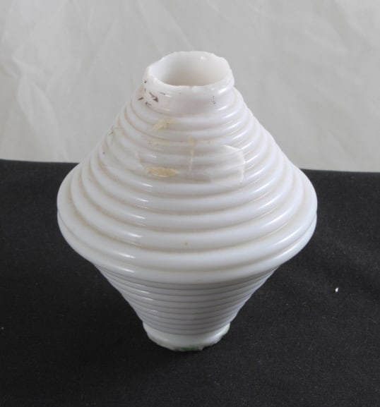 White Ribbed Lightening Rod Ball 4.5" Tall: White Ribbed Lightening Rod Ball 4.5" Tall - As pictured. Please ask questions and read terms & conditions before bidding.