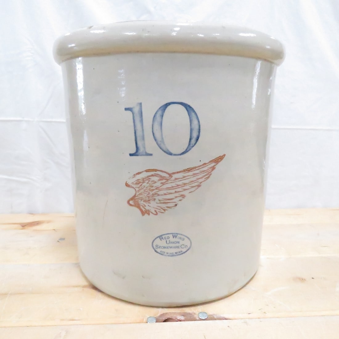 10 Gallon Red Wing Union Stoneware Co. Crock: 10 Gallon Red Wing Union Stoneware Co. Crock - very good condition Please ask questions and read terms & conditions before bidding.