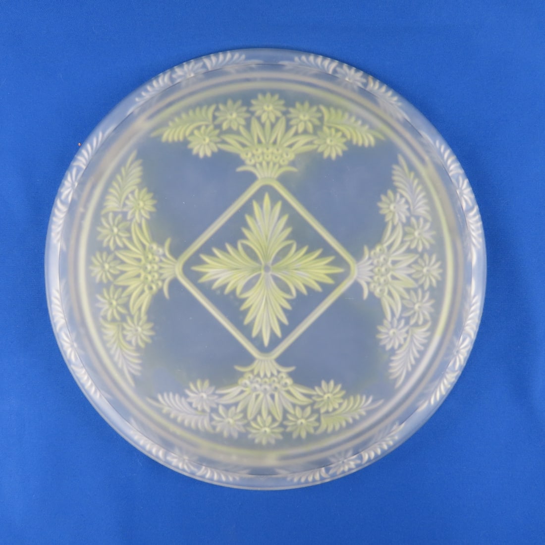 Indiana Glass Daisy Diane Frosted Cake Plate: Indiana Glass Daisy Diane Frosted Cake Plate - 1930 - 1940S With 3 Low Rise Feet, 12.5", good condition Please ask questions and read terms & conditions before bidding.
