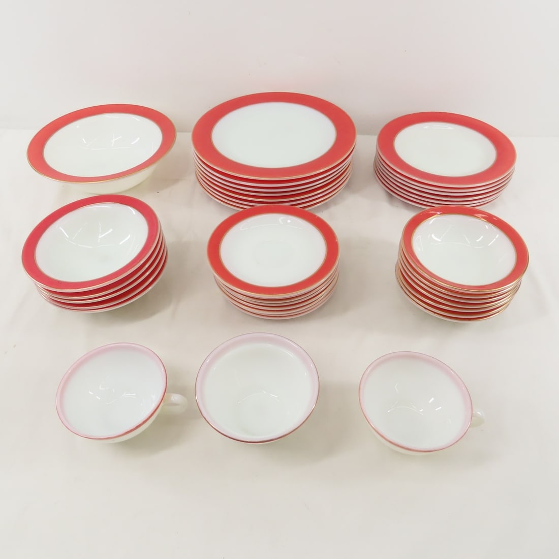 Vintage Pyrex Pink Flamingo Dish Set: Vintage Pyrex Pink Flamingo Dish Set - 8 10" dinner plates, 7 8" plates, 1 9" plate, 5 6" bowls, 7 5" bowls, 8 saucers, 3 cups Please ask questions and read terms & conditions before bidding.