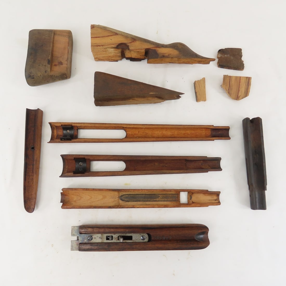 1909 Argentine handguard and others: 1909 Argentine handguard and others - some broken wood stock pieces Please ask questions and read terms & conditions before bidding.