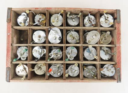 23 Bait Casting Reels in Wood Coca-Cola Tray: 23 Bait Casting Reels in Wood Coca-Cola Tray - Summit, South Bend, Shakespeare, Pflueger,Kalamazoo Tackle and others Please ask questions and read terms & conditions before bidding.
