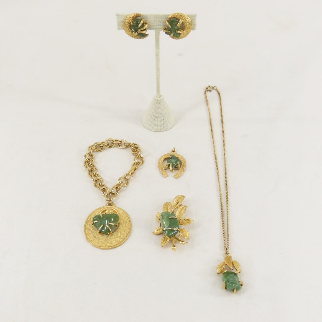 Vintage BSK Gold Tone and Jade Jewelry: Vintage BSK Gold Tone and Jade Jewelry - Necklace, Bracelet, horseshoe pendant/charm, clip earrings, and brooch Please ask questions and read terms & conditions before bidding.