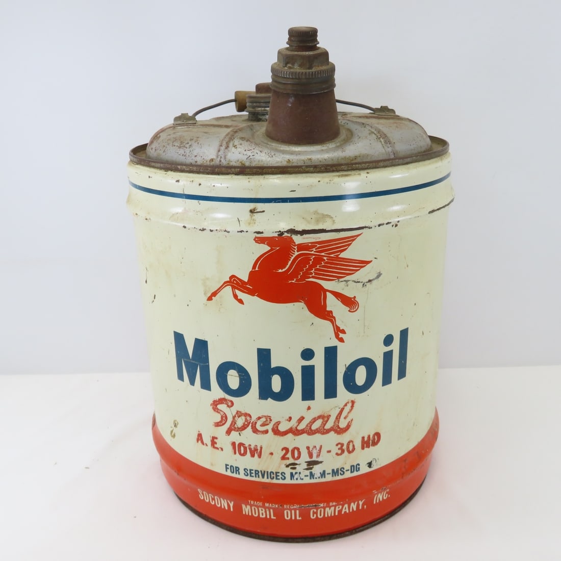 Vintage 5 Gallon Mobiloil Special Oil Can: Vintage 5 Gallon Mobiloil Special Oil Can - AE 10W-20W-30HD, Socony Mobil Oil Company, Inc. Please ask questions and read terms & conditions before bidding.