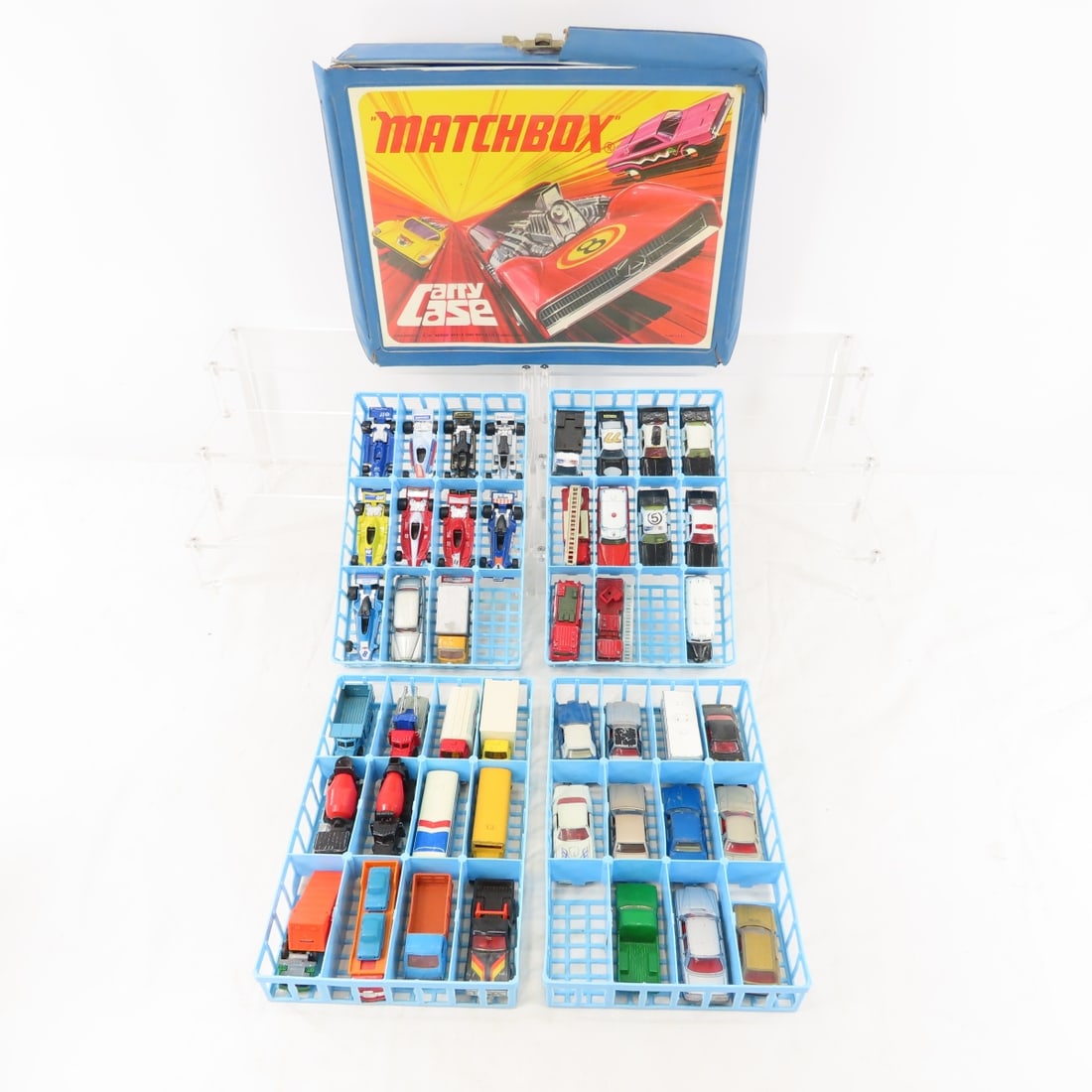 Tomica diecast cars in Matchbox case: Tomica diecast cars in Matchbox case - case is falling apart Please ask questions and read terms & conditions before bidding.