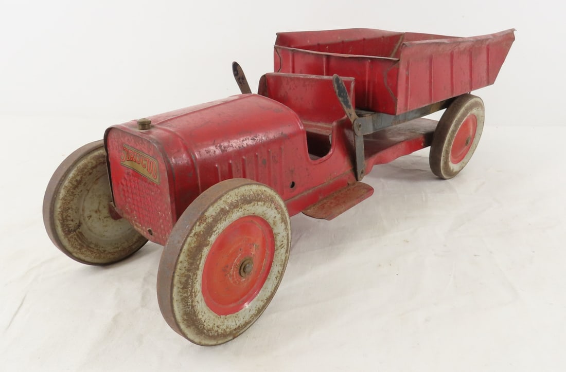 1920's Structo Dump Truck: 1920's Structo Dump Truck - Please ask questions and read terms & conditions before bidding.