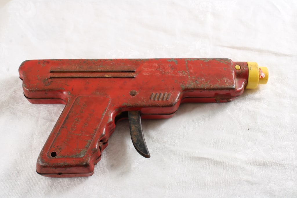 Wyandotte Thin Jet Water Pistol Pressed Steel: Wyandotte Thin Jet Water Pistol Pressed Steel - Measures 8.5" as pictured. Please ask questions & read terms and conditions before bidding.