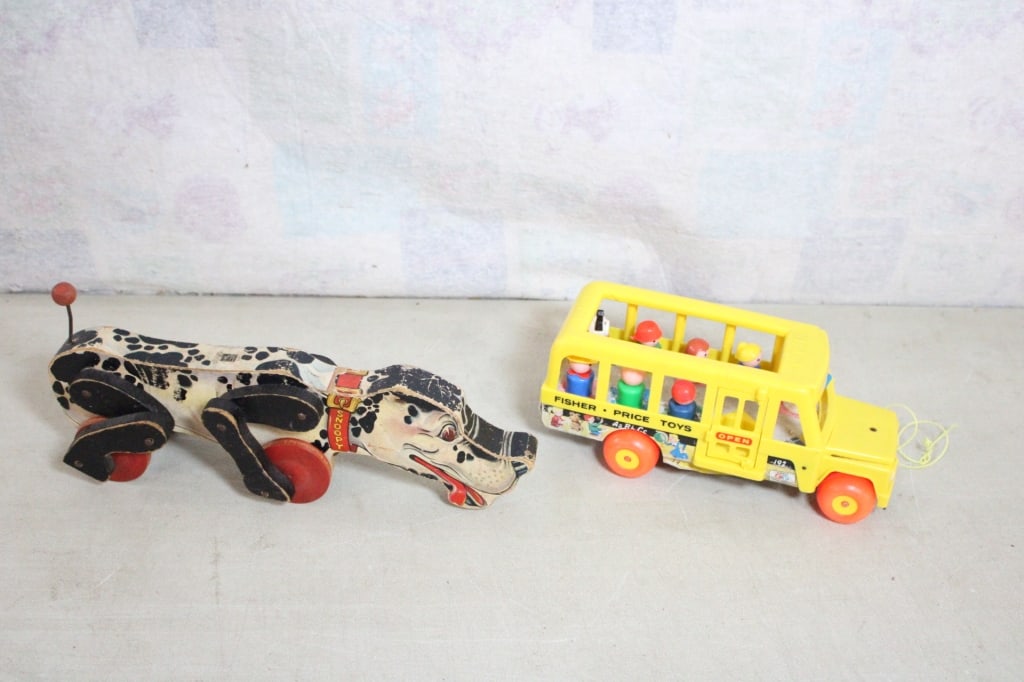 Fisher Price #192 Bus w/People, & Snoopy Pull Toy: Fisher Price #192 Bus w/People, & Snoopy Pull Toy - Both as pictured. Snoopy is #180. Please ask questions & read terms and conditions before bidding.