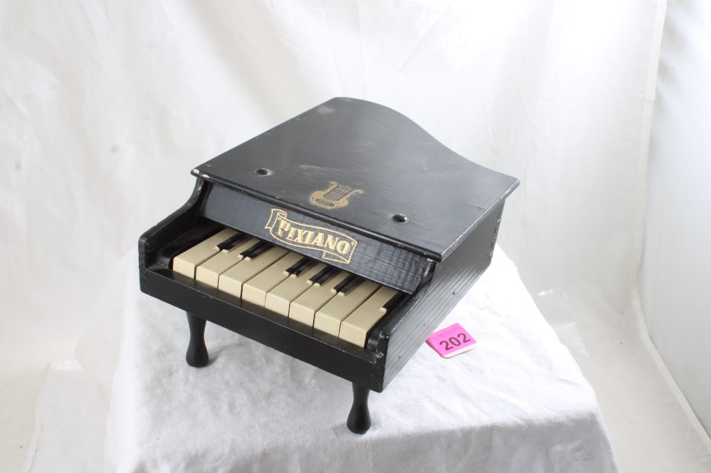 1930's Pixiano Toy Baby Grand Piano: 1930's Pixiano Toy Baby Grand Piano - Works well As pictured. Please ask questions & read terms and conditions before bidding.