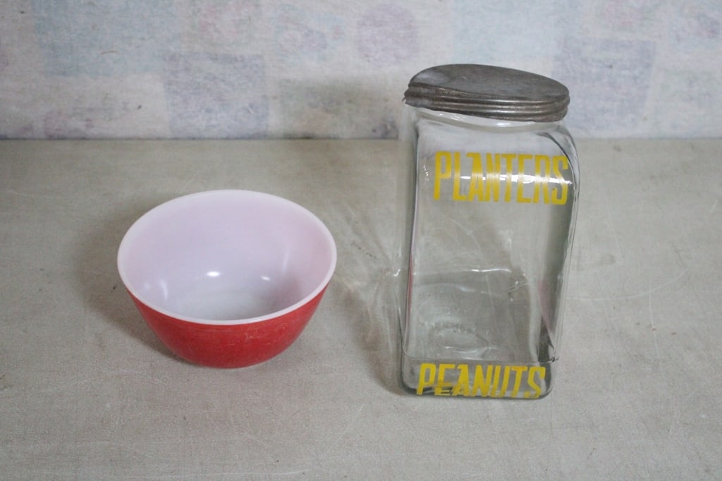 Planters Peanuts Streamline Countertop Display Jar: Planters Peanuts Streamline Countertop Display Jar - Lid has damage and is not the original lid. Plus Pyrex Red Mixing Bowl #402. As pictured. Please ask questions & read terms and conditions before b