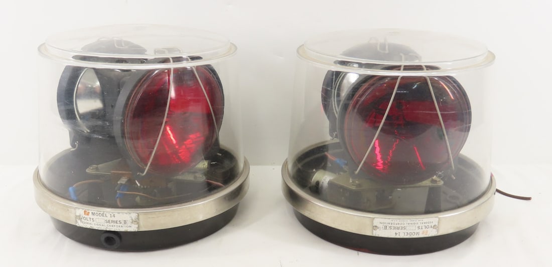 2 Federal Signal Corp Model 214 Series B Lights (1 of 15)