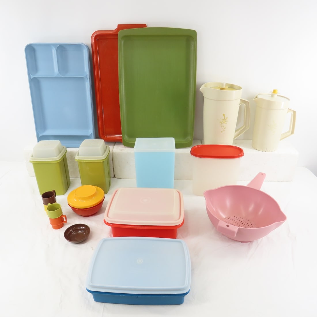 Vintage Tupperware Storage w/Lids and Servers (1 of 13)
