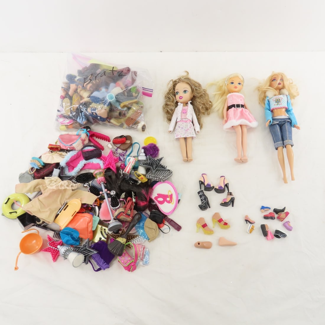 Moxie & My Scene Dolls & Accessories- Some Bratz (1 of 9)