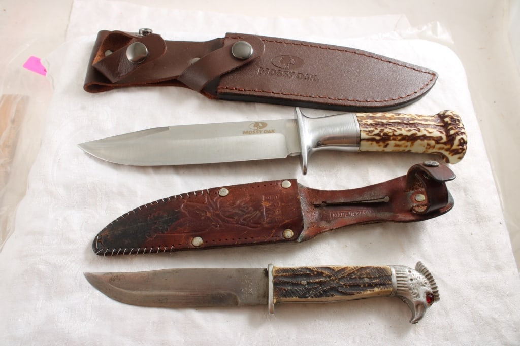 2 Fixed Blade Knives Mossy Oak & G.C. Co. w/Sheath: 2 Fixed Blade Knives Mossy Oak & G.C. Co. w/Sheath - Mossy Oak & G.C. Co. Fixed Blade Knifes both in Leather Sheaths. As pictured. Please read terms and conditions and askquestions before bidding. Liv
