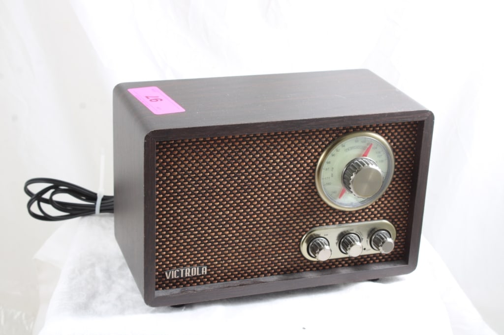 Retro Blue Tooth Victrola FM/Broadcast Radio WORKS: Retro Blue Tooth Victrola FM/Broadcast Radio WORKS - As pictured. Please read terms and conditions and askquestions before bidding. Live Auctioneers only shows 20 photos per lot. All photos can be vie