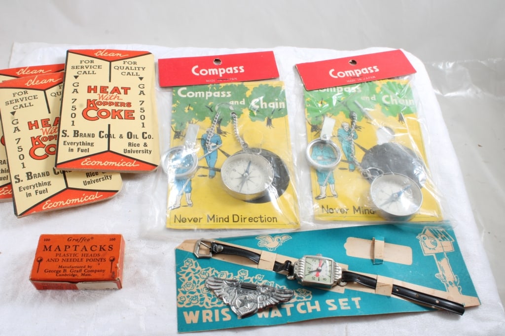 3 Toys on Packages, Maptacks, 5 1945 Memo Pads (1 of 17)