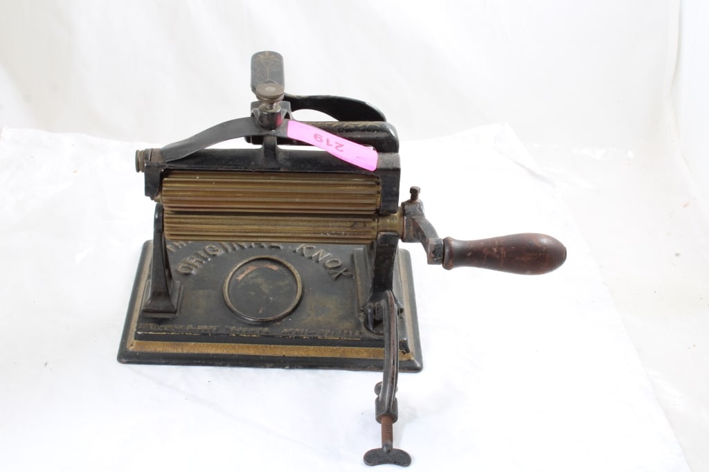 The Original Antique KNOX Fluting Iron Cast Iron (1 of 14)