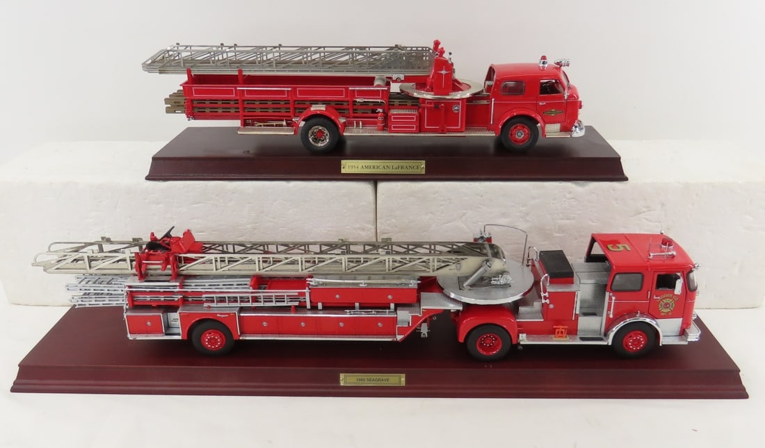 2 Franklin Mint Fire Engines with stands (1 of 17)