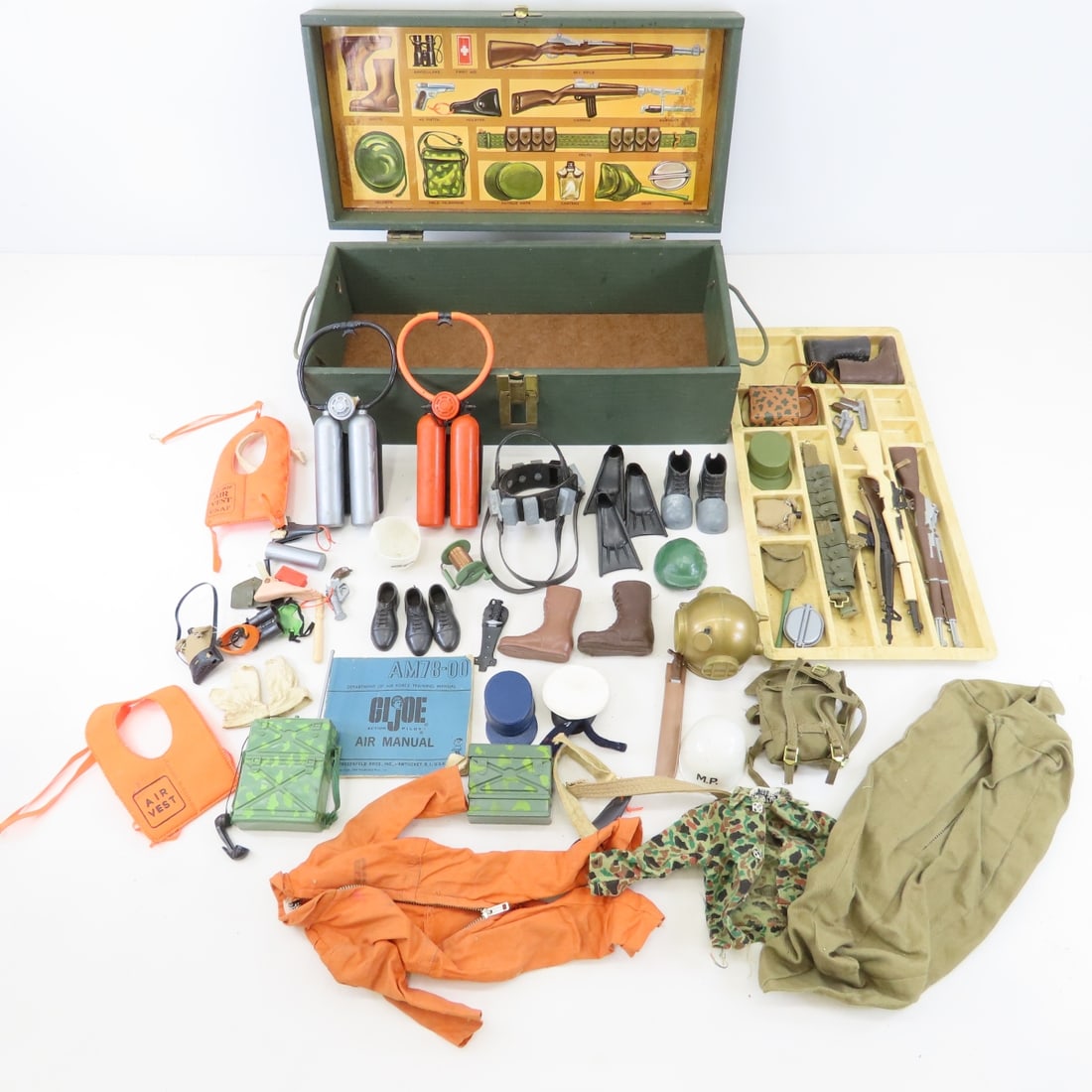 Vintage GI Joe Footlocker, Guns, Clothing, Boots (1 of 19)