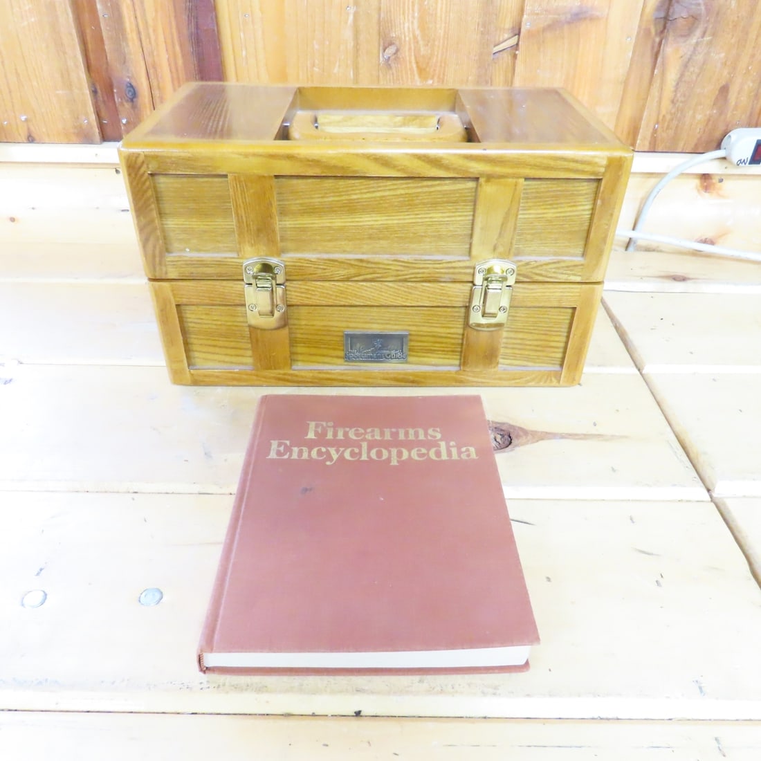 Thomas Museum Series Sportsman's Guide Tackle Box: Thomas Museum Series Sportsman's Guide Tackle Box - Or gun cleaning box with firearms encyclopedia. Photos are part of description. Please ask questions and read terms & conditions before bidding.