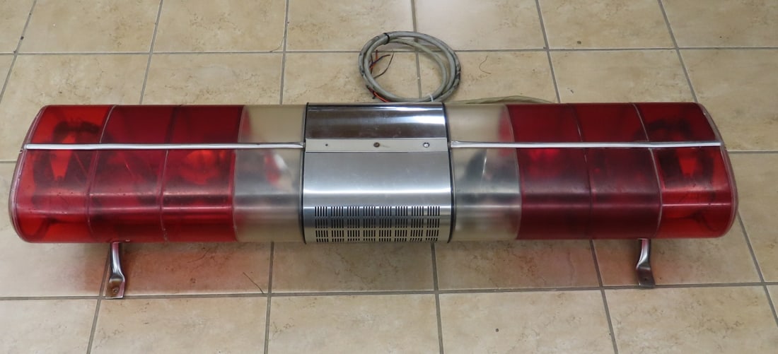 Vintage AeroDynic Lightbar, Fire Dept, Red 1979 (1 of 12)