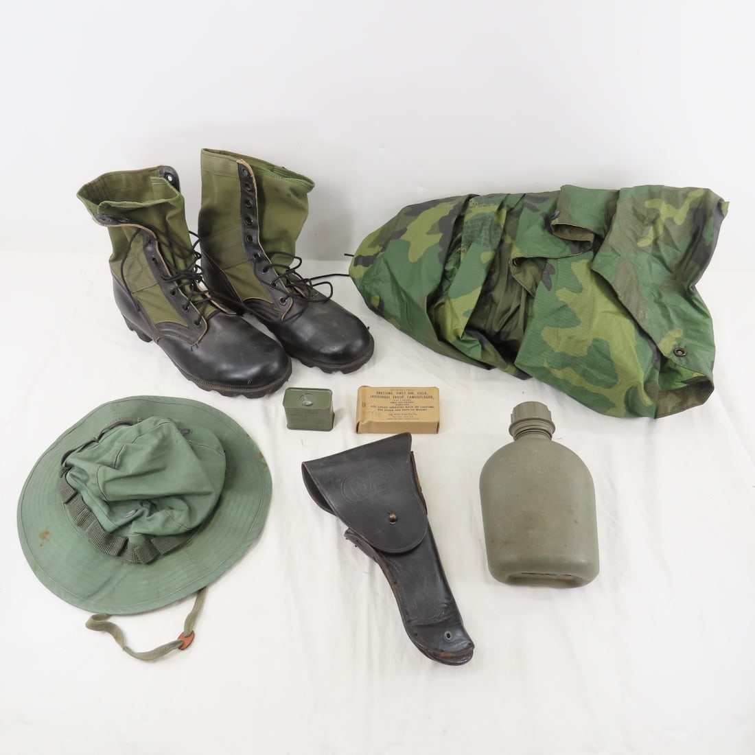US military Vietnam era boots, holster, hat and: US military Vietnam era boots, holster, hat and - more Photos are part of description. Please ask questions and read terms & conditions before bidding.
