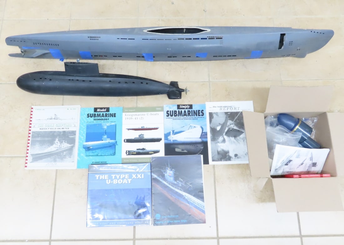 2 Submersible Submarine Model Toys (1 of 20)